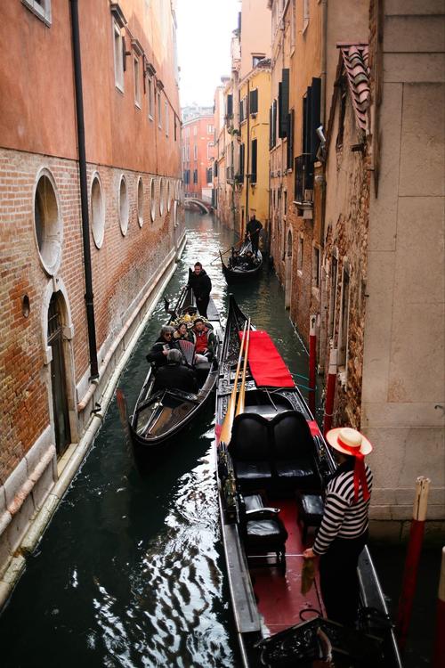 划水穿过威尼斯运河吗（威尼斯划船的人叫什么）